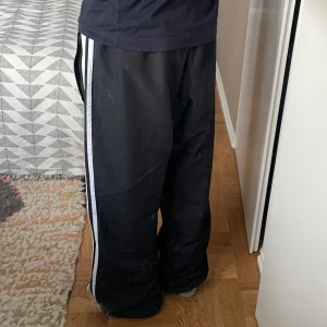 Baggy Adidasbyxor - Superfeta baggy Adidasbyxor köpta secondhand men i perfekt skick👌 Passar om man är ca 165-170