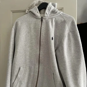 Ralph Lauren Zip - Zip tröja som är i storlek XL, passar gott och väl en Large. 