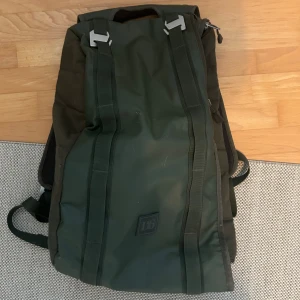 Douchebag ryggsäck - douchebag ryggsäck i fint skick lite slit som syns på bilden men annars är den är fint skick. Pris kan diskuteras vid snabb affär