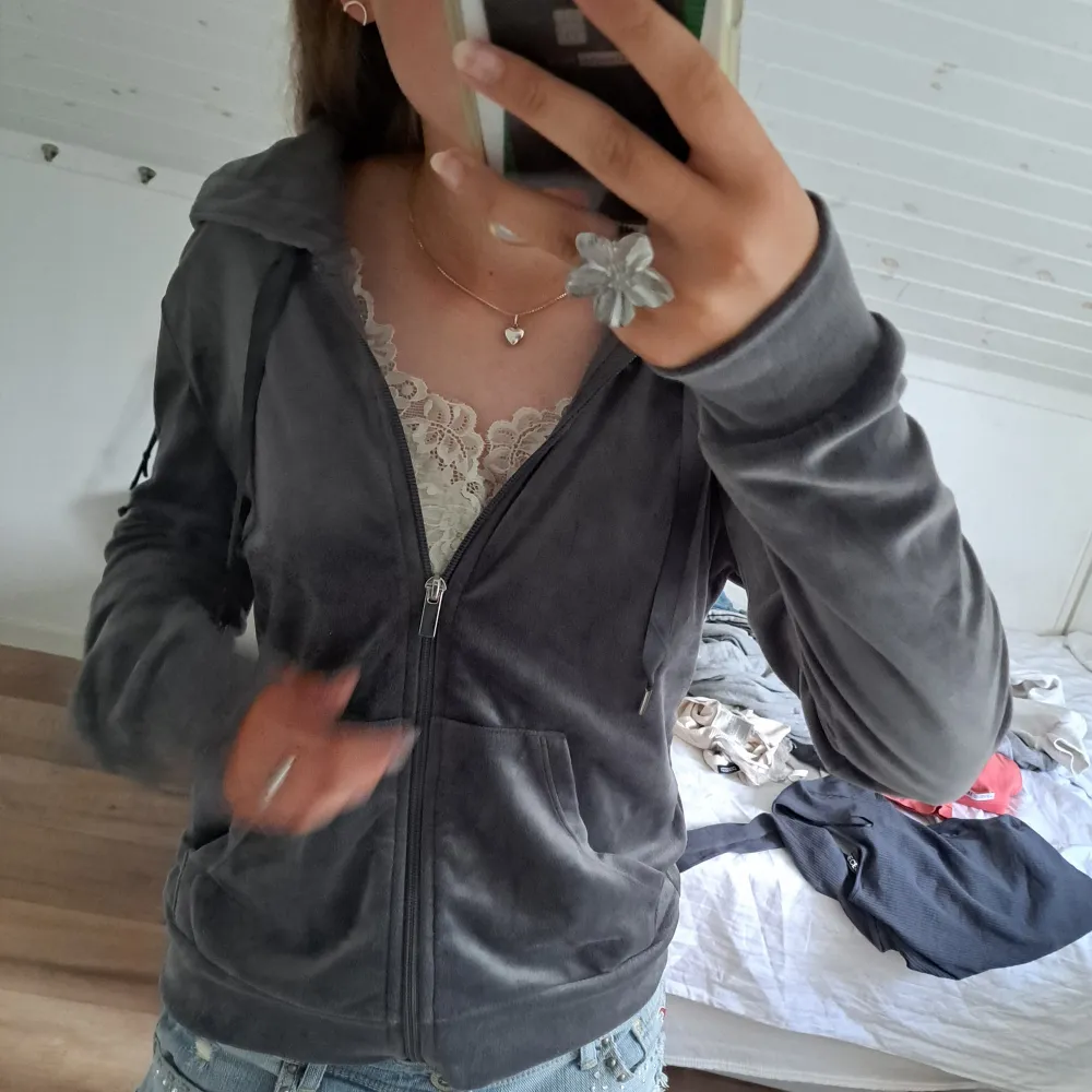 Skönaste velour hoodien ifrån gina tricot 😍 Sparsamt använd, Priset är diskuterbart och kontakta mig hekst före du klickat på köp nu 😊. Hoodies.