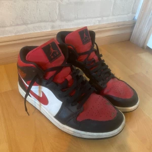Jordan 1 Fire Red - Säljer dessa Jordan 1 Fire red för att jag inte använder dom längre storlek 43 har lite små märken men ingen man tänker på Pris är ej hugget i sten.