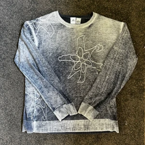 Armani långärmad tröja - Riktigt skön Armani exchange långärmad tröja. Säljer för den används inte längre. Sjukt coolt digital print!!! Varsågod att ställa alla sorters frågor 😁😁