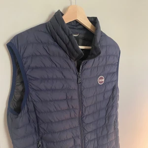 Colmar väst  - Säljer denna väst då den bara hänger och aldrig blir använd. Kvitto finns.  /Erik 