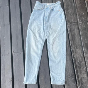 Ljusblå jeansbyxor - Ett par ljusblå jeansbyxor med hög midja. Mycket bra skick samt tillverkade i ett slitstarkt denimtyg.