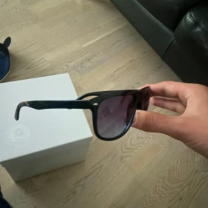 Solglasögon  - Solglasögon som är identiska till rayban boyfriends och väldigt snygga 