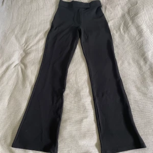 Kostymbyxor Nelly - Kostymbyxor ”Keep It Up Flare Pants” från Nelly. Aldrig använda. Storlek: S