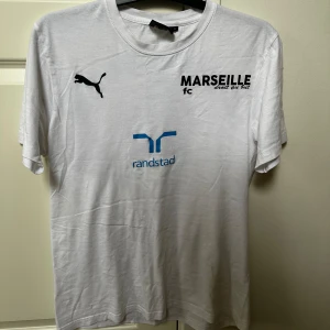 Marseille tröja  - Bra fit på tröjan, säljer pga att jag inte använder lika mycket som jag brukade. 