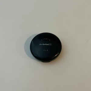 Mac foundation NC42 - Mac powder plus foundation NC42 Bara testad, helt ny. Nypris 475kr
