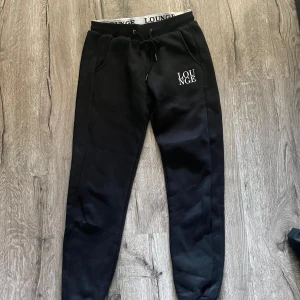 Lounge Wear byxor - Svarta Lounge Wear byxor, använda ett fåtal gånger och i bra skick. Passar dig som är ca 165-172 cm lång.