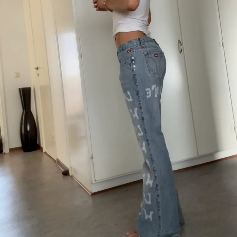 Så snygga och coola ljusblå lowwaist jeans. Superbra skick. Är 1.71 och de är super i längden. Älskaaaar💕 . Jeans & Byxor.