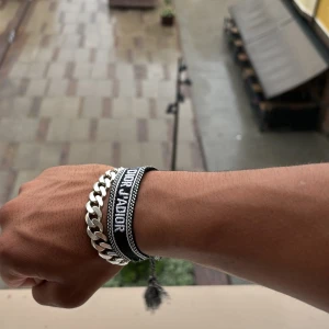 Christian dior armband - Ett riktigt snyggt Christian dior armband som passar till allt, vid fler frågor är det bara att skriva 