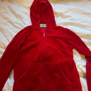 Juicy couture kofta - Står storlek L men skulle snarare säga att den passar S-M beroende på hur man vill att den ska sitta