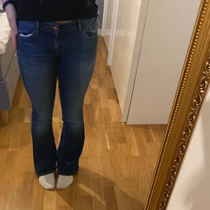Low bootcut jeans - Säljer dessa eftersom det inte kommer till användning och är något små i midjan. Jag köpte det själv begagnat, men är fortfarande i gott skick.💕