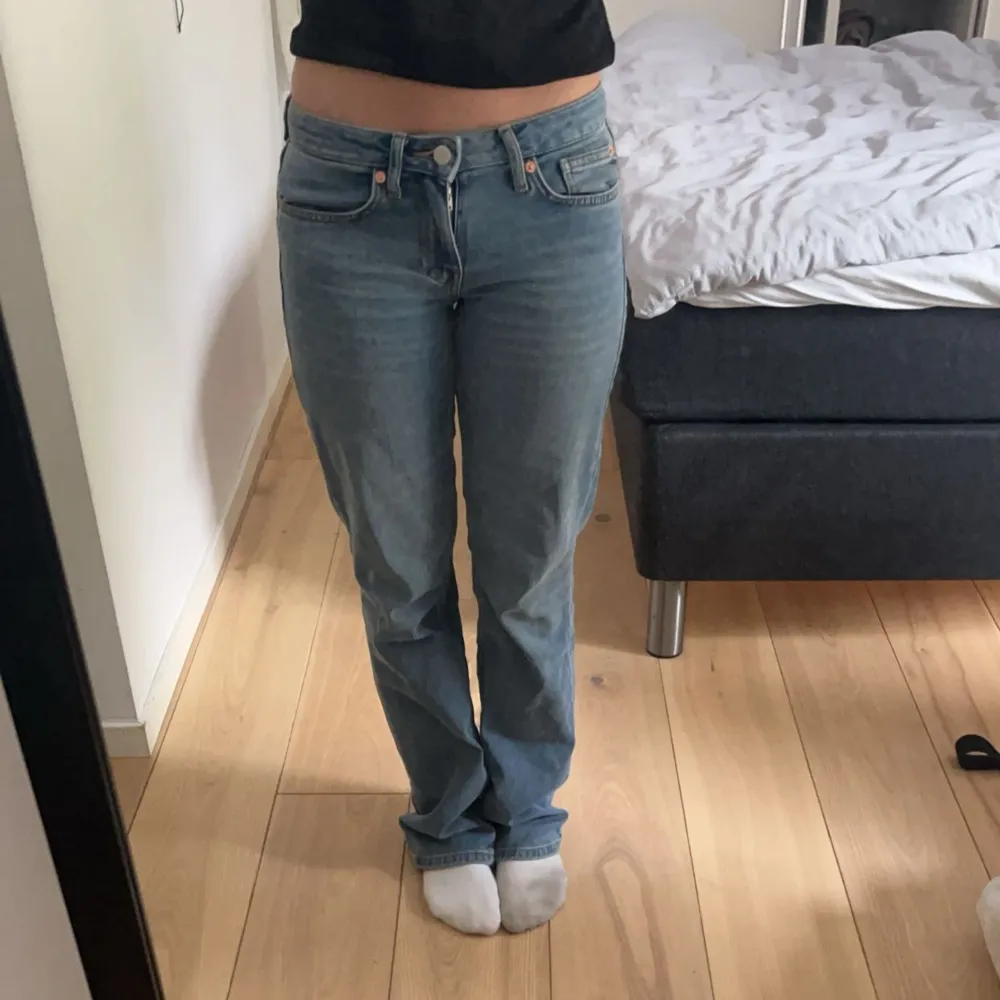 Säljer ett par as snygga jeans från Nelly, säljer då jag inte använder dem, helt nya men utan prislapp💗💗💗. Farkut & Housut.