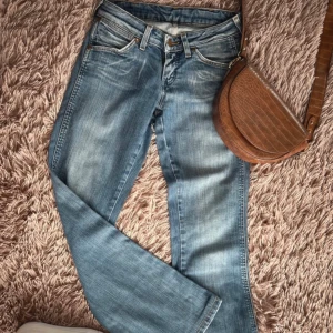 Snygga bootcut jeans! - Köpta på vinted men var tyvärr för små. Väldigt bra skick!💕 