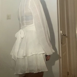 Vit kort sommarklänning🤍☀️ - Köptes för 400kr. Har inbyggda shorts, kontakta för mer💓