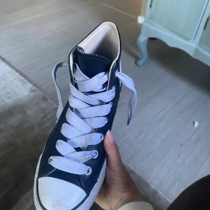 Skinn Converse  - Svarta converse i skinn material!! Har bytt ut skosnörena mot tjockare vita. Om ni vill ha fler bilder kom privat. Har strl 37.5 i dom men har vanligtvis 38/39 så de är stora i strl!!! Pris går att diskutera 