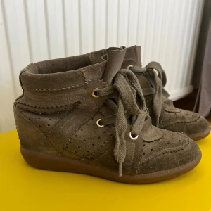 Isabel Marant skor  - Ett par gröna kilklack/sneakers från Isabel Marant, köpt på MyTheresa.  Kartong och orginalförpackning finns kvar, samt påse.  De är i fint skick! 