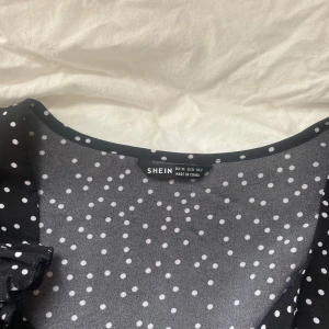 Prickig topp! - Jätte fin kort prickig topp som tyvärr inte kommer till användning längre. Om ni har några frågor eller funderingar kring toppen är det bara och fråga. Vi kan diskutera om priset också ❤️