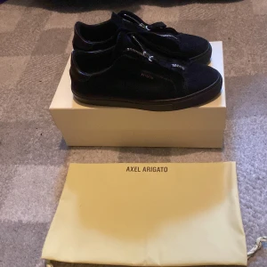 Hej säljer nu mina svarta arigatos då dom inte använda längre, skicket är 9/10 utan några defekter. Skorna är bara använda ett fåtal gånger förra sommaren och nu samlar dom bara damm. Storlek:42 pris:849  - Skick:9/10 storlek:42