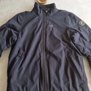 Pelle P jacka - Använd men mycket bra skick, inga hål eller fläckar. Storlek M. Nypris: 4000 kr. Höst/vinterjacka