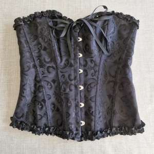 Den virala amazon-korsetten! - Superfin och trendig korsett Köpt från amazon för 200 kr, säljer då den inte längre är min stil Knappt använd, i nyskick! Storleken kan regleras med snörningen backtill, så passarallt från S-L 🖤