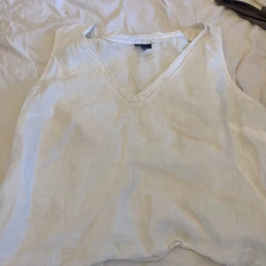 Linne topp - Säljer finaste linne toppen med super söt urringning och detalj, storlek M