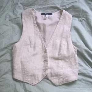 Somrig Linne väst  - Linneväst från PullnBear i nyskick. Perfekt till sommaren🤍. Kan användas till vardags men går även att klä upp till finare tillställningarHåller inte med om storleken på lappen men beror på om du har stor byst.  Nypris 340kr