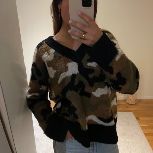 Stickad tröja - Stickad tröja från zara med camo, storlek M 🤍🤍