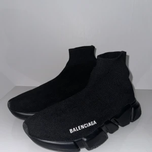 Balenciaga strl 38  - Dem är i mycket bra skick, inga skador. Kvitto finns, strl 38.  Nypris 8000kr