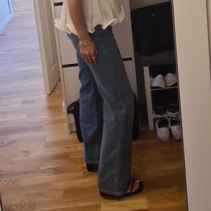 Wide jeans - Ett par wide jeans från H&M i nyskick. Strl 34, sitter riktigt bra! Säljes då de ej passar mig. 