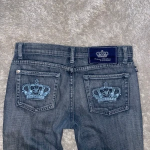 Victoria Beckham jeans - Säljer nu dessa sjukt snygga jeans då de inte kommer till användning! De är i ganska bra skick, några stenar på bakfickan saknas dock. Storleken står inte men måtten är W40cm L76cm. Skriv vid frågor!💕Använd gärna köp nu! Åker bort 11/6-14/6