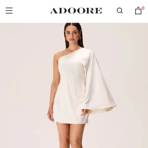 Adoore sista minuten studentklänning! - Aldrig använd, prislappen är kvar. Säljs pga för många studentklänningar. Slut på deras hemsida!!