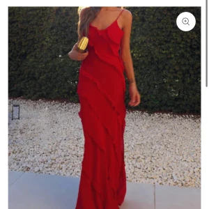 Super fin klänning - Super fin klännining som har fina volanger❤️ säljer då den var stor på mig. Endast testat❤️