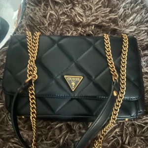 Guess väska  - Aldrig använd 