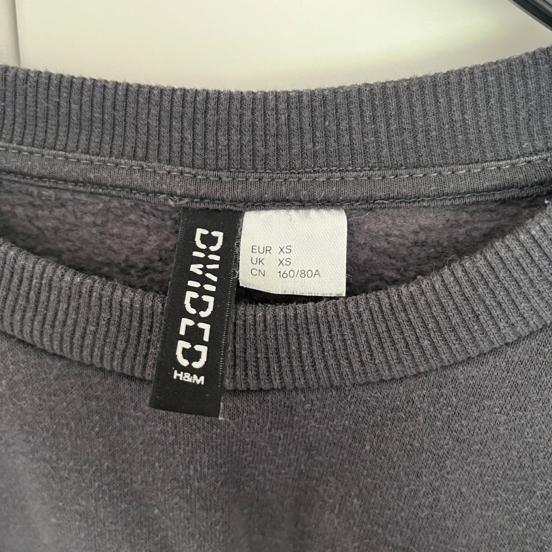 Grå tjocktröja - 90