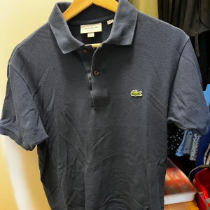 Lacoste  - Piké från Lacoste! Storlek S (us) passar M också. Jättefint skick 9/10. Bara lite skrynklig på bilden. Färg blå 🔵