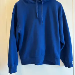 Blå hoodie från zara i storlek S. Den är lite nopprig därav priset men annars väldigt fin.
