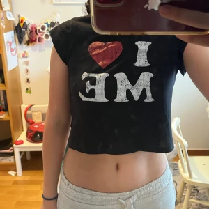 Tröja  - En kort t-shirt från hm som aldrig är använd 