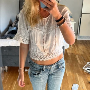 Vit topp - Säljer denna vita blus❣️