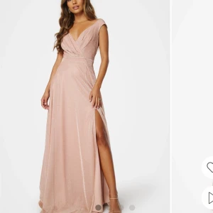 Klänning bröllop/fest - En klänning som är använd en gång, som ny.