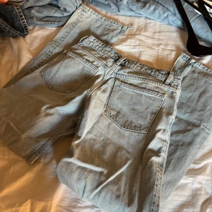 Zara jeans blå tvätt  - Så så fina zara jeans köpta i Kroatien, finns inte att få tag på här, i en ljusblå tvätt, midrise straight leg med slit❤️kan fixa bilder på