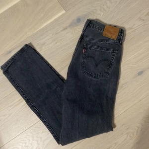 Levi’s 501 jeans - Säljer nu mina oanvända Levis 501:or!! Dem har aldrig tvättats och är i nyskick. Storleken är 28/32! Köpte dessa för 1200 i butik.  Hör av er vid frågor eller funderingar! Mvh