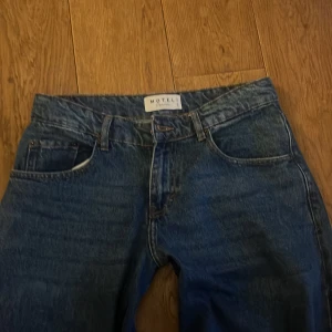 Motel rocks roomy extra wide low rise  - storlek är W26 L32 längden passar bra på mig som är ca 167 (lite långa som jag personligen ville ha de). De är lite smått slitna längst ned vid sömmen då de är ganska långa. Originalpris är ca 890 sek