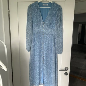 Adoore klänning  - Säljer denna såå fina adoore klänning 💙 endast använd en gång!