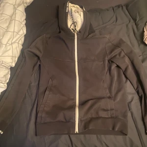 Hugo boss tröja  - Den är i väldigt bra skick men man ser att den är andvänd 