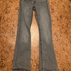 Grå tvättade utsvängda/lågmidjade jeans  - Väldigt fina och sitter jätte fint, men gillade inte färgen Storlek: 170 men räknas även som S 