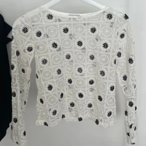 Söt mönstrad långärmad spetstopp  - Tröja i spets från Maui svart & vit storlek S  Oanvänd köpt i Portugal 