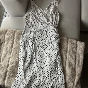 Prickig klänning  - Prickig klänning  Storlek M- L Skrynklig pga ostyrkt  