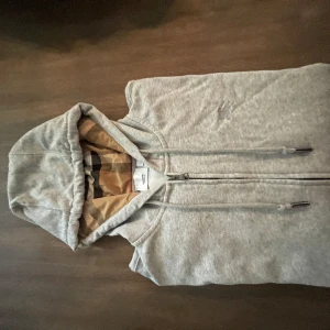 Burberry Zip - 1;1 Burberry Zip, strl L Trades kan vara vid intresse.